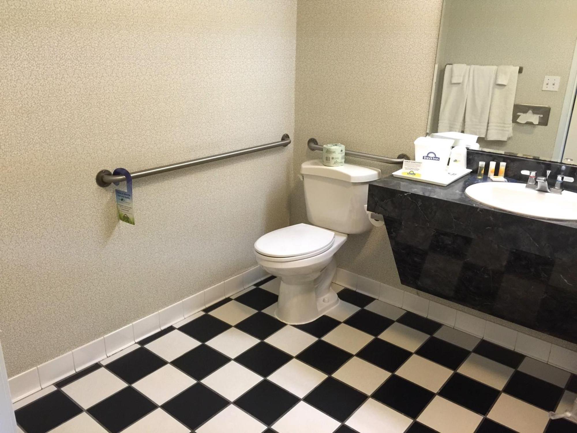 Days Inn By Wyndham Donegal Room photo